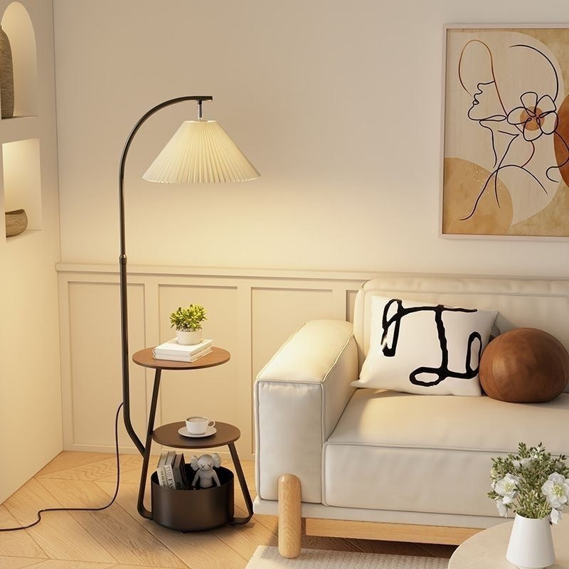 Moderne verstellbare Stehlampe mit integriertem Tisch