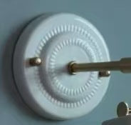 Vintage Porzellan Wanddimmer mit dekorativem Messing-Schalter