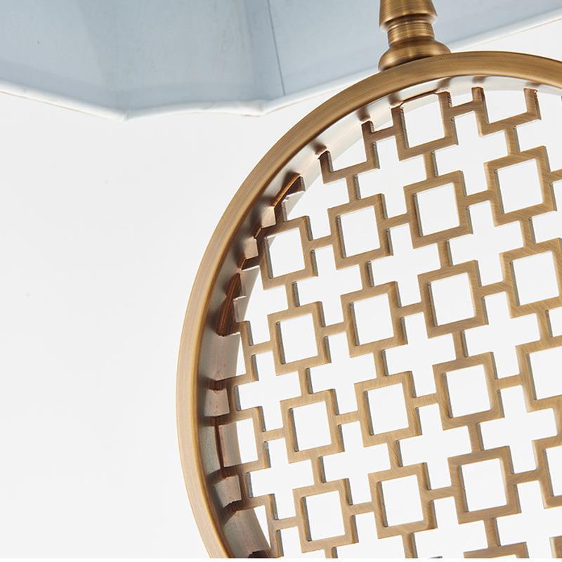 Dekorative Tischlampe mit geometrischem Offendesign