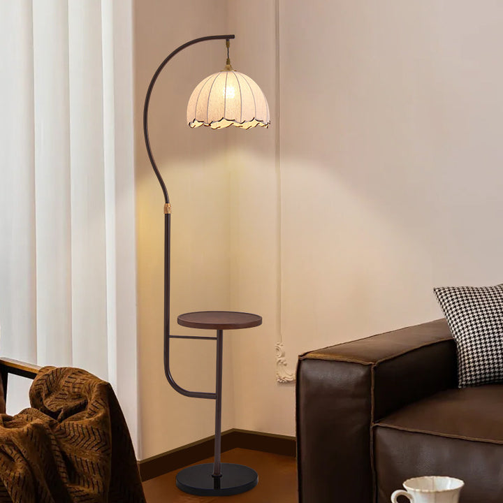 Moderne Bogenbodenlampe mit Beistelltisch