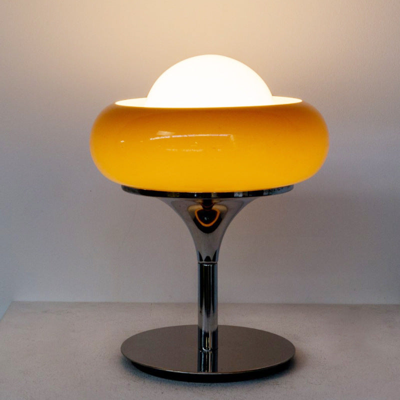 Moderne Tischlampe mit schlankem Metallfuß und sanft schimmerndem Shade