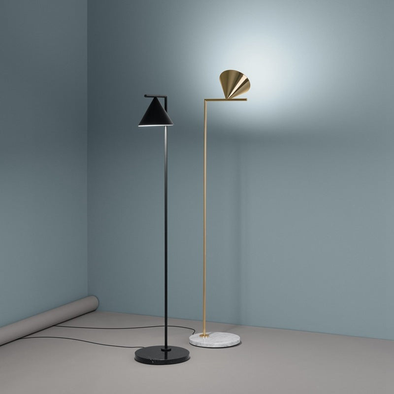 Künstlerische Stehlampe mit schlankem Kegelschirm