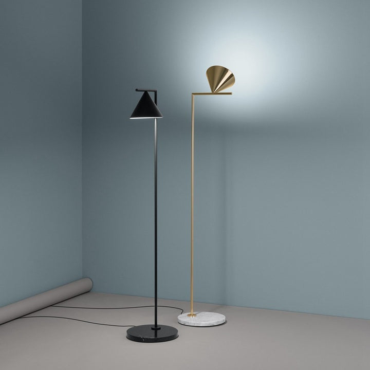 Künstlerische Stehlampe mit schlankem Kegelschirm