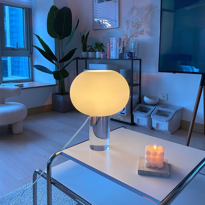 Moderne Tischlampe mit elegantem Globus-Schirm