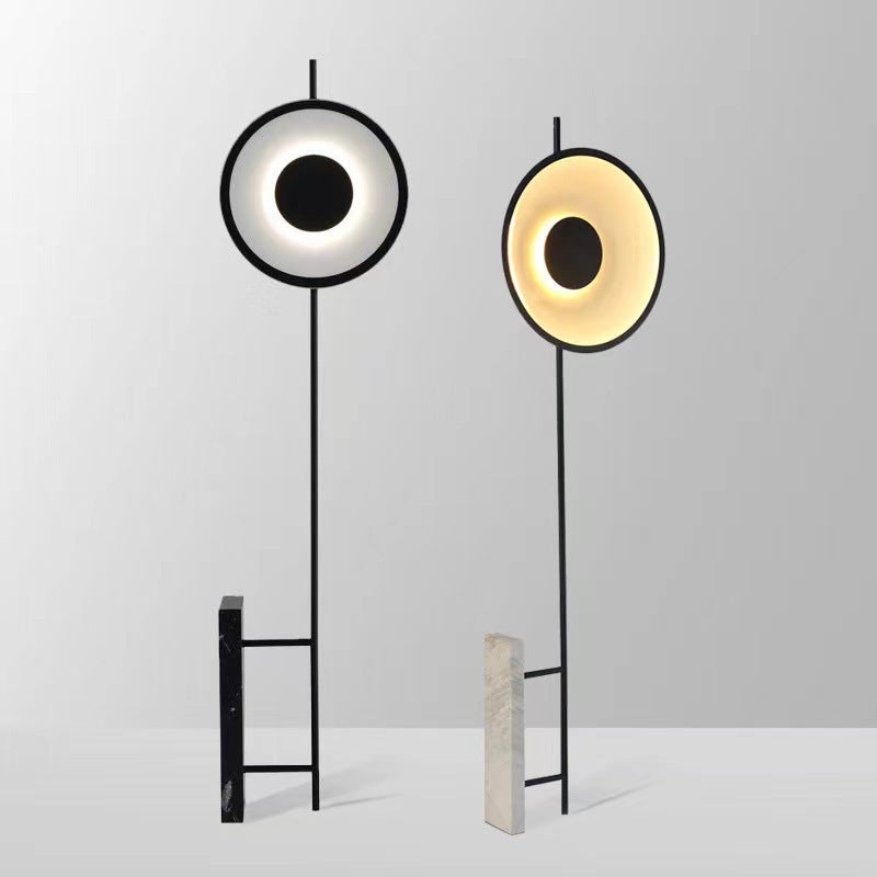 Minimalistische skulpturale Stehlampe mit Marmorbasis
