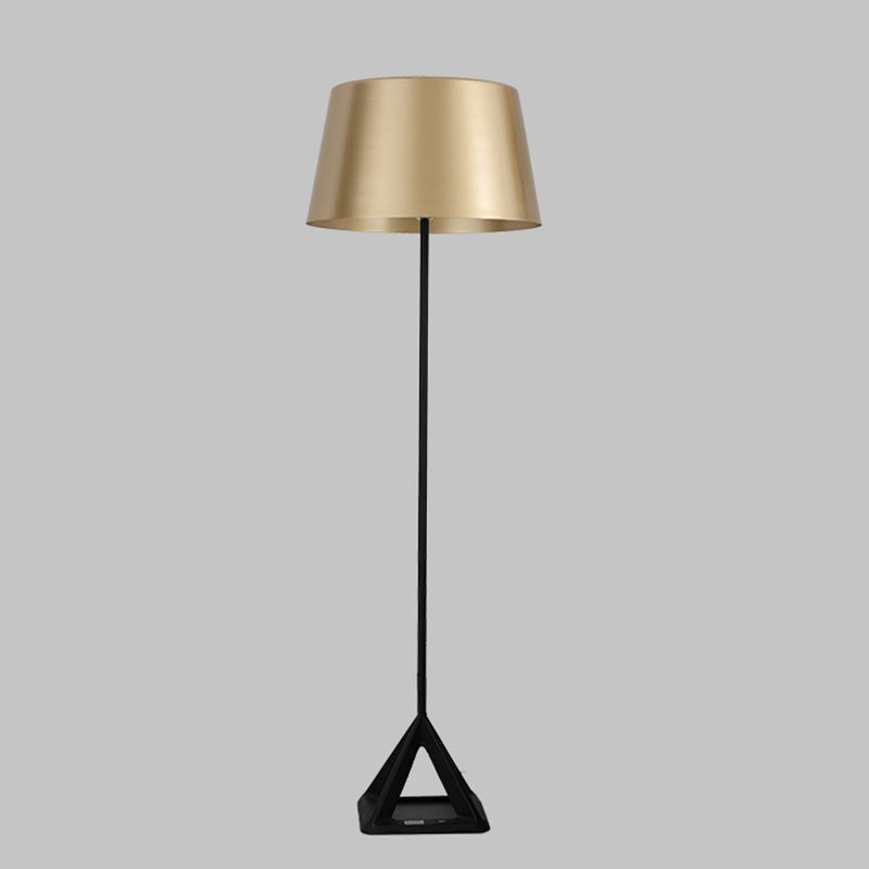 Elegante Tischlampe mit geometrischem Sockel