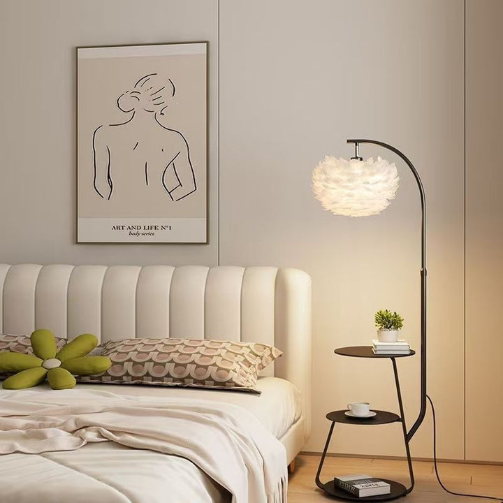 Künstlerische Stehlampe mit elegantem Feder-Schirm