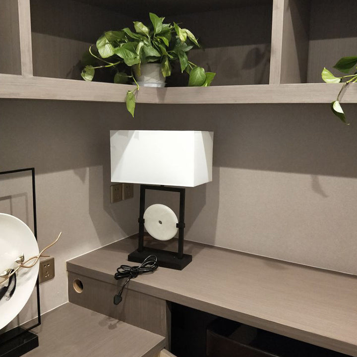 Zeitgenössische Tischlampe mit elegantem geometrischem Design