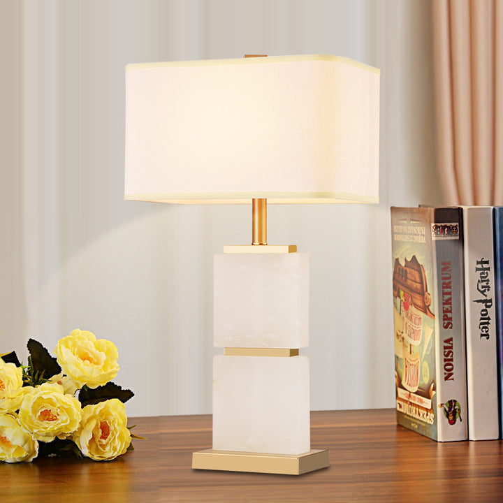 Moderne dekorative Tischlampe mit Marmorbasis und elegantem Schirm