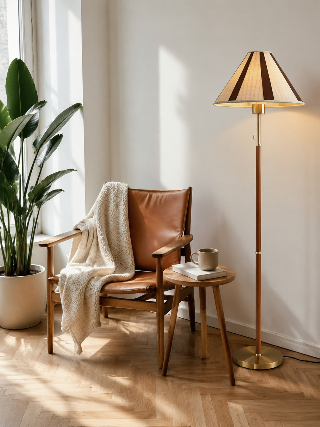 Retro-inspirierte Holzstehlampe