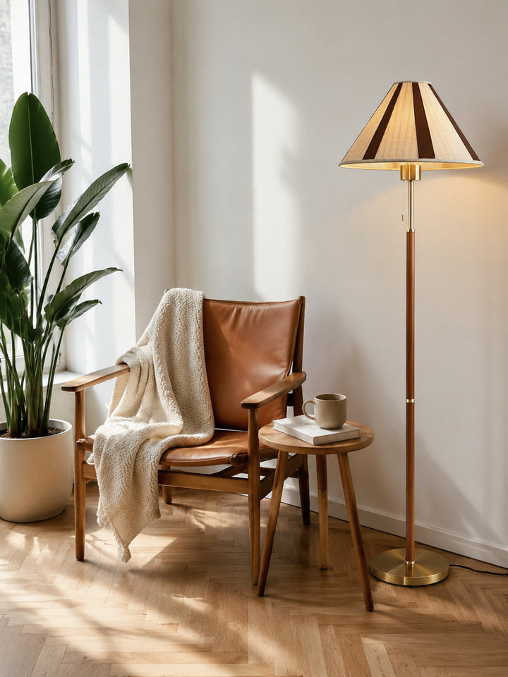 Retro-inspirierte Holzstehlampe