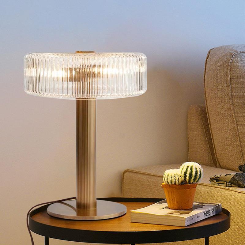 Elegante gerippte Glas- und Gold-Tischlampe