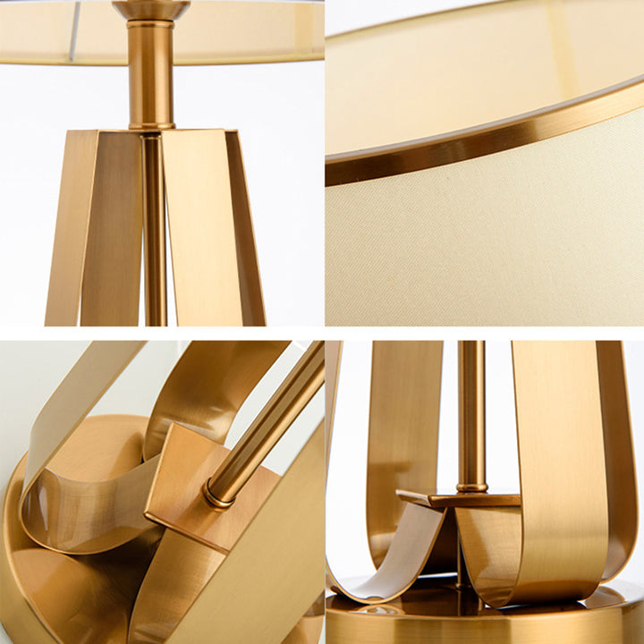 Elegante moderne Tischlampe mit skulpturalem goldenen Sockel
