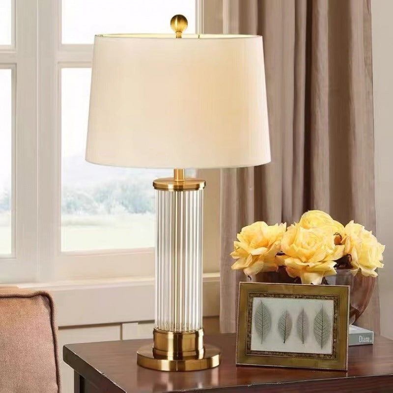 Elegante Tischlampe mit Kristallakzenten