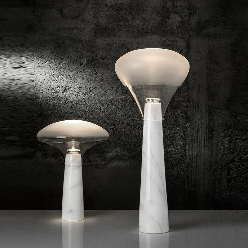 Zeitgenössische Marmor Tischlampe mit elegantem Glasschirm