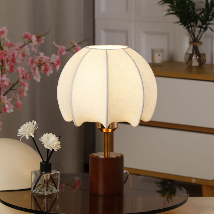 Skulpturale Tischlampe mit Holzsockel, Messingstiel und Pappteller-Schirm