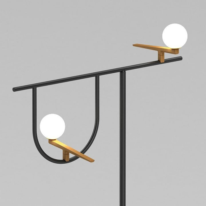 Moderne multifunktionale Stehlampe mit integriertem Beistelltisch