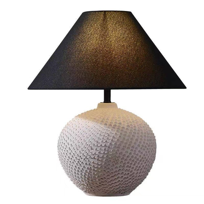 Dekorative Tischlampe mit strukturiertem Sockel