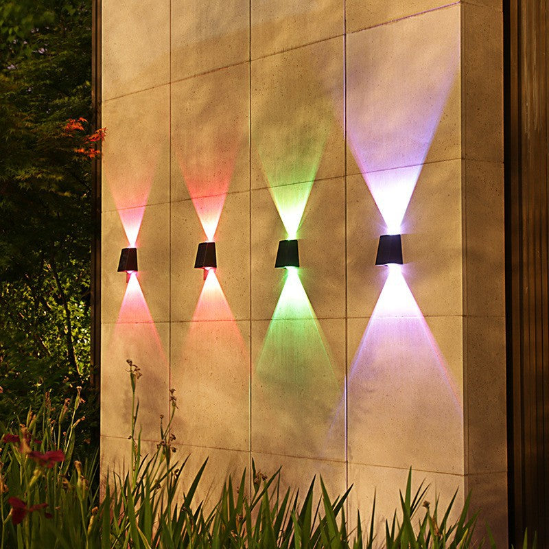 Abgewinkelte bi-direktionale Solar-LED-Wandleuchte-Downlight mit integriertem Photovoltaikpanel und Prismenlinse