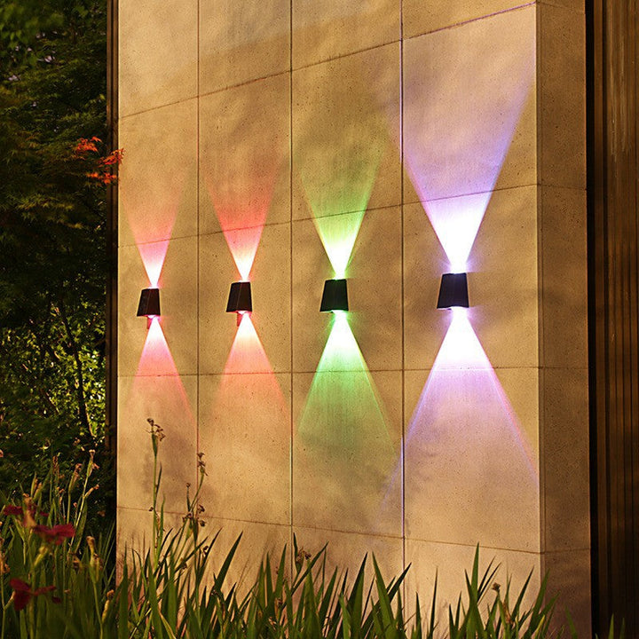 Abgewinkelte bi-direktionale Solar-LED-Wandleuchte-Downlight mit integriertem Photovoltaikpanel und Prismenlinse