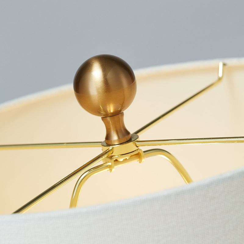 Geometrische Tischlampe mit luxuriösem Metallbasis