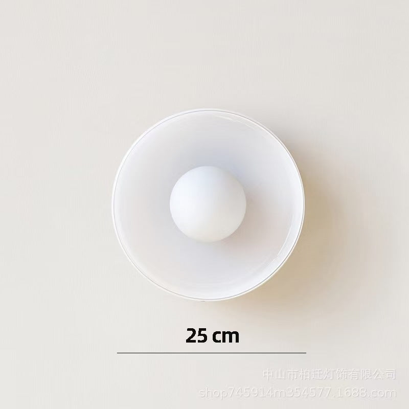 Minimalistische Keramik Pendelleuchte mit geschichtetem Glockenschirm