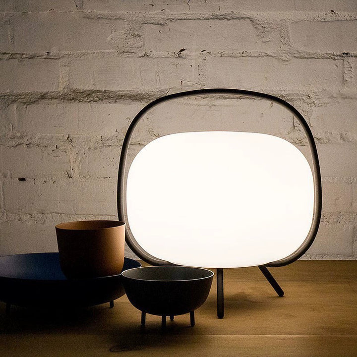 Moderne Minimalistische Tischlampe mit elegantem geschwungenem Design