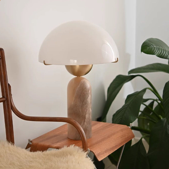 Zeitgenössische Tischlampe mit Kuppelschirm