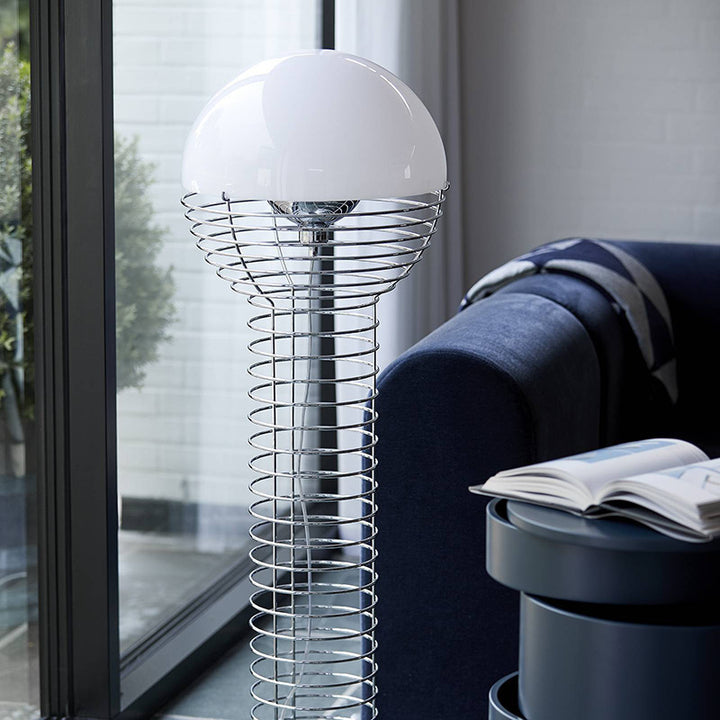Moderne schlanke Stehlampe