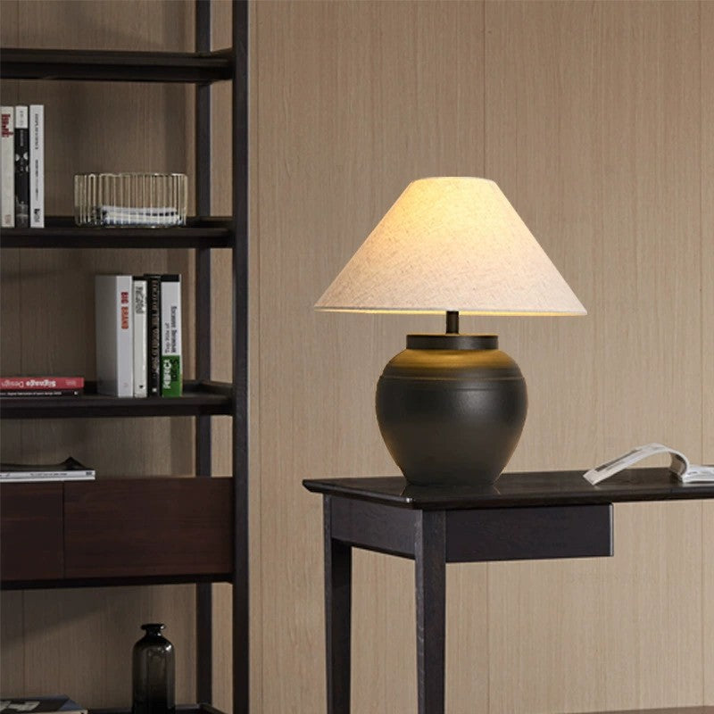 Künstlerische Tischlampe mit strukturiertem Sockel