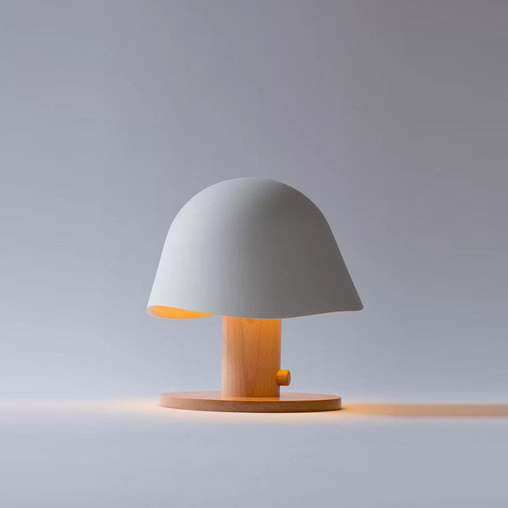 Moderne Tischlampe mit einzigartigem Schirmdesign