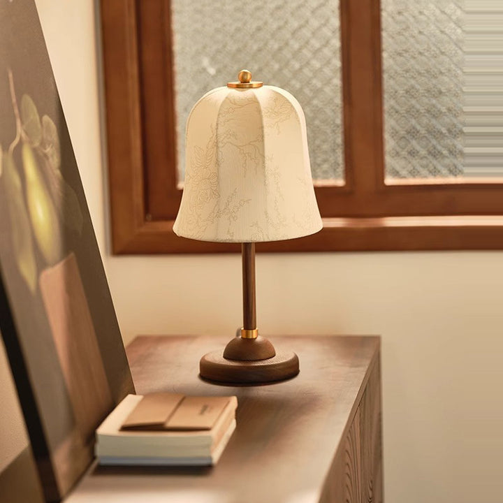 Klassische Tischlampe mit elegantem Stoffschirm