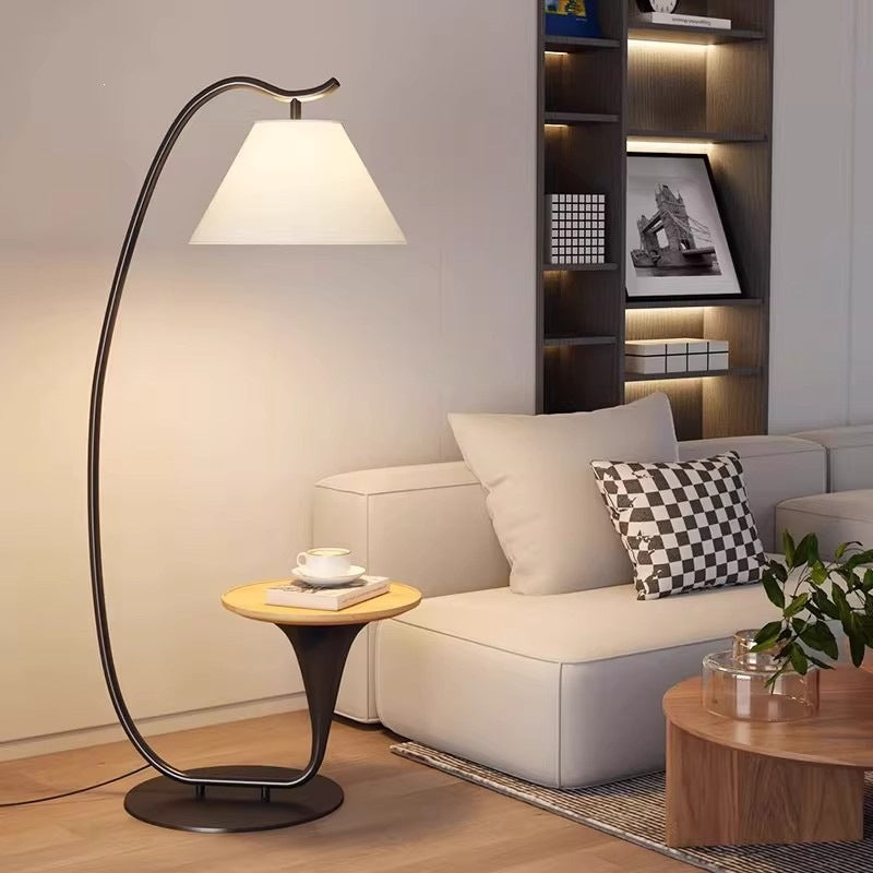 Moderne Stehlampe mit integriertem Beistelltisch