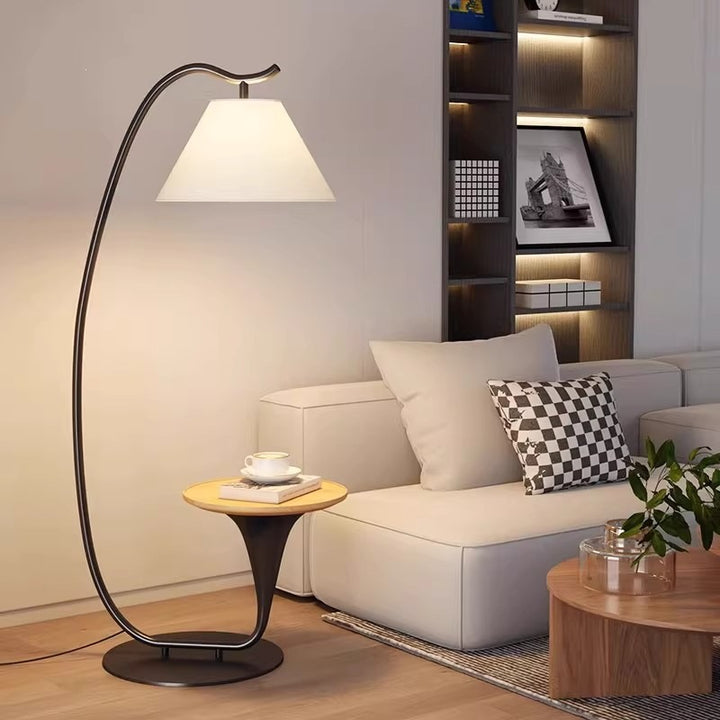 Moderne Stehlampe mit integriertem Beistelltisch
