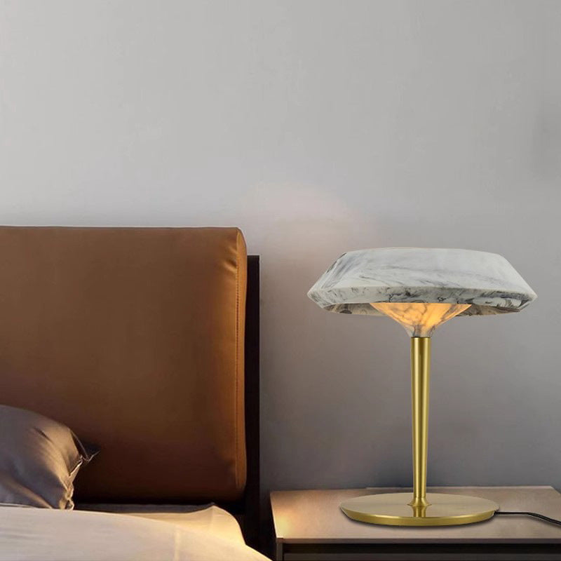 Elegante moderne Tischlampe mit Marmorbasis und goldenen Akzenten