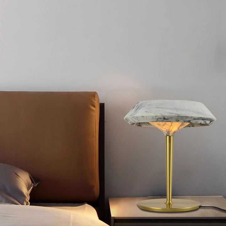 Elegante moderne Tischlampe mit Marmorbasis und goldenen Akzenten