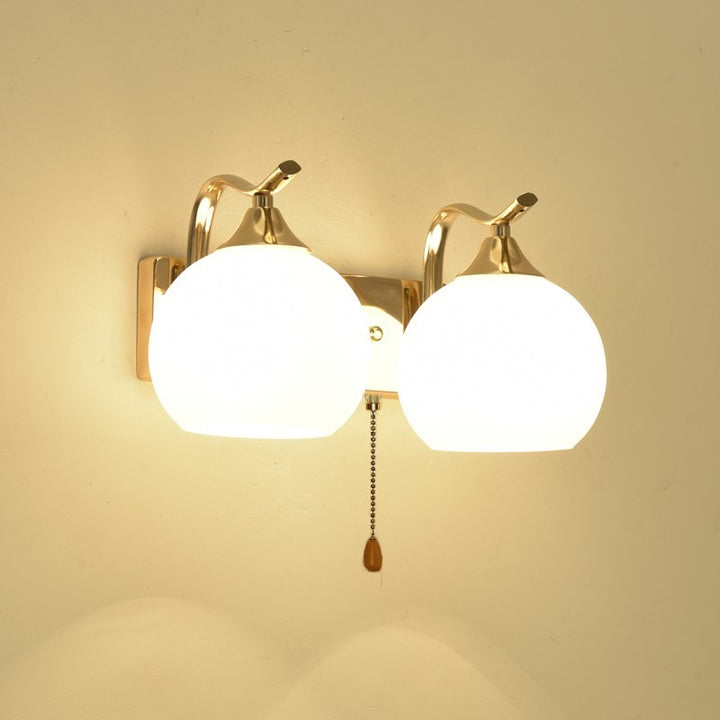 Elegante Globus Wandleuchte mit goldfarbener Oberfläche