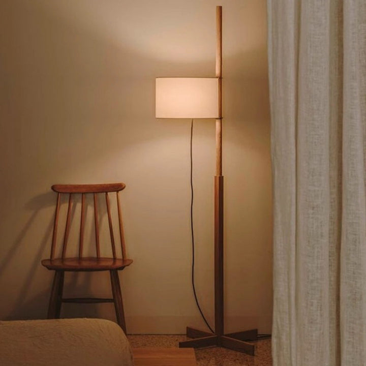 Moderne Stehlampe mit verstellbarem Schirm