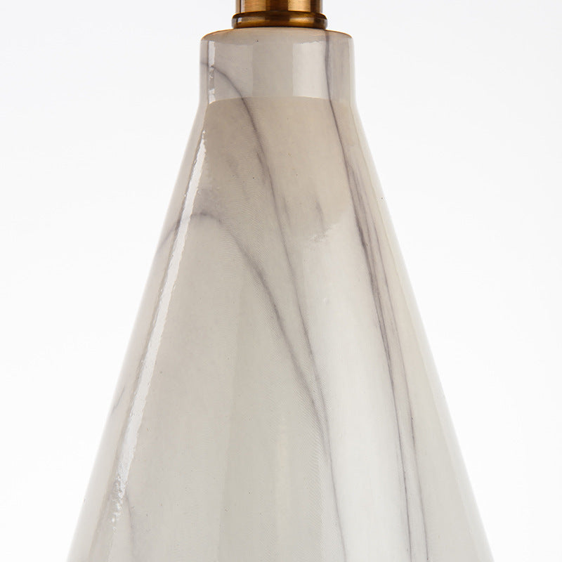 Elegante Marmorbasis Tischlampe mit goldenen Akzenten