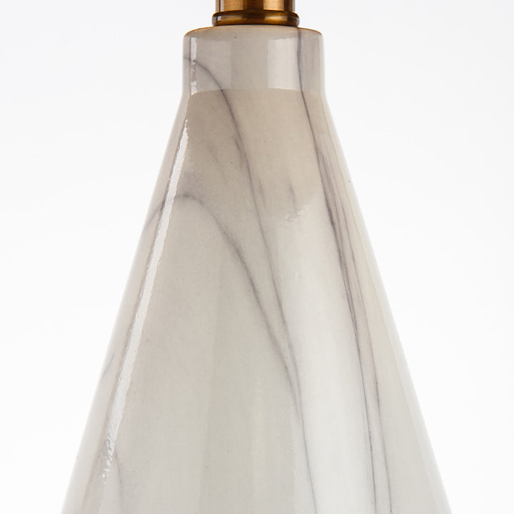 Elegante Marmorbasis Tischlampe mit goldenen Akzenten
