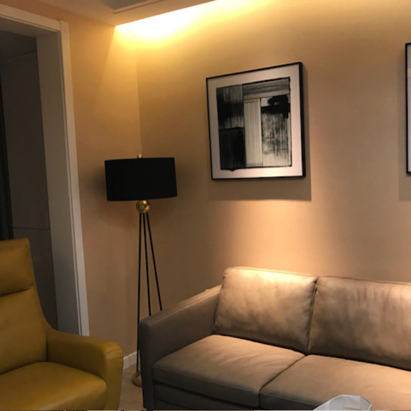 Zeitgenössische Dreibeinstehlampe mit elegantem Schirm