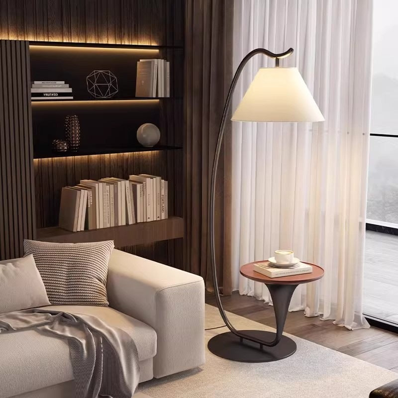 Moderne Stehlampe mit integriertem Beistelltisch