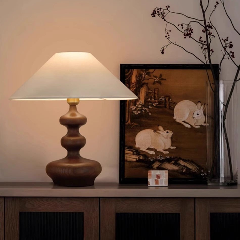 Elegante Tischlampe mit skulpturaler Basis