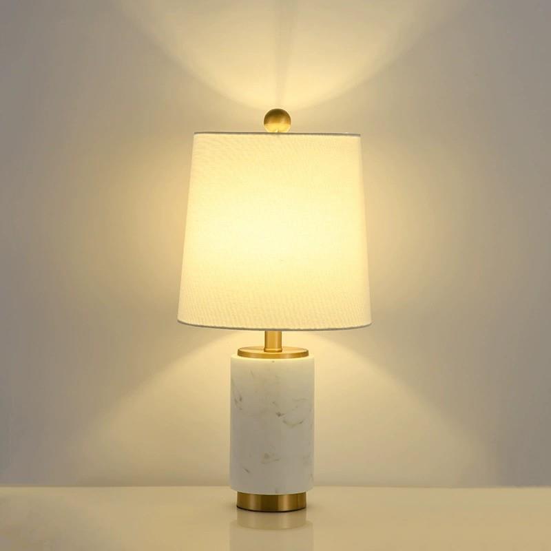Marmor Tischlampe mit goldenen Akzenten
