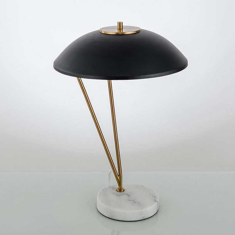 Moderne Tischlampe mit geometrischem Sockel