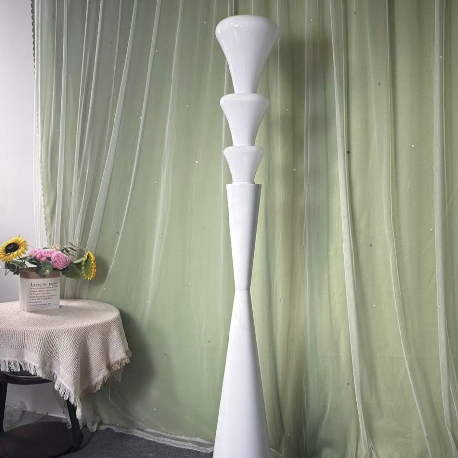Moderne skulpturale Stehlampe mit Kegel-Design