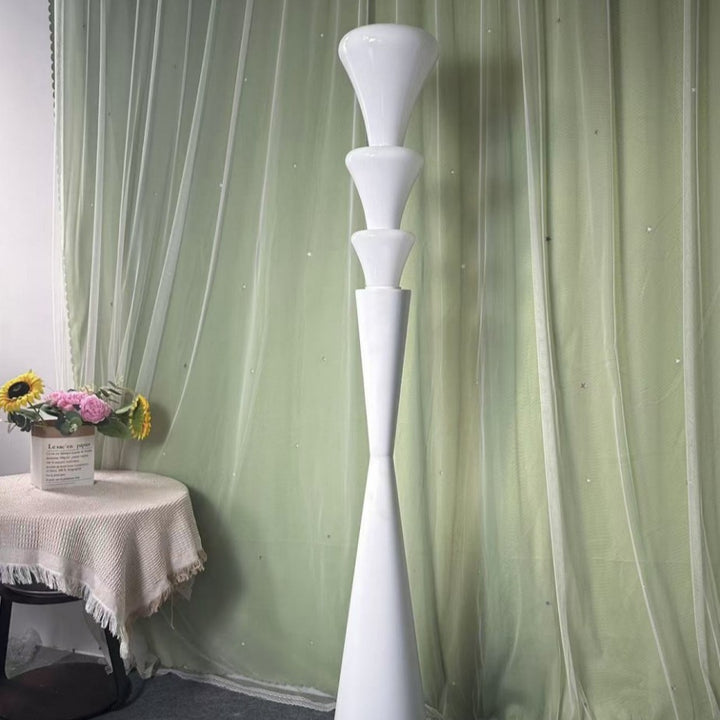 Moderne skulpturale Stehlampe mit Kegel-Design