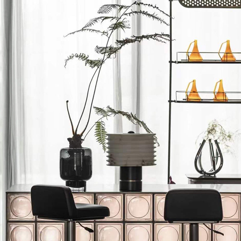Moderne dekorative Tischlampe mit strukturiertem Schirm