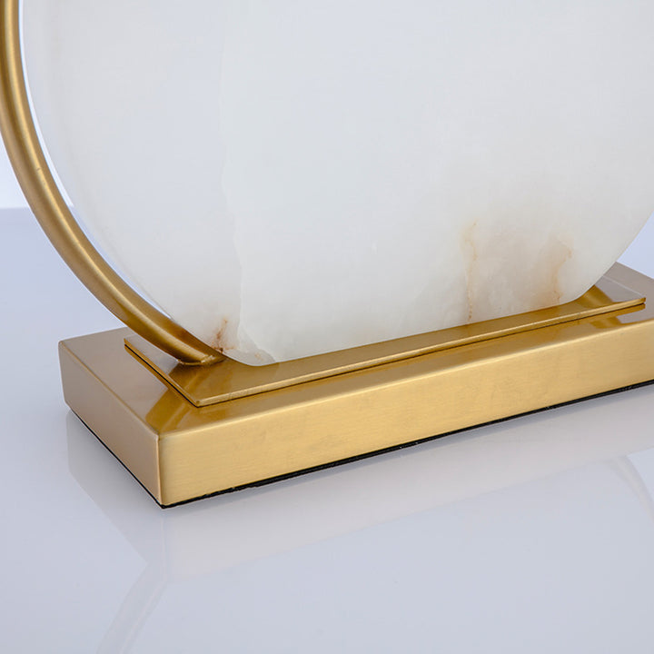 Moderne Tischlampe mit kreisförmigem Sockel und Stoffschirm