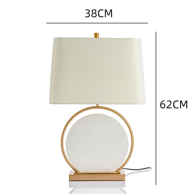 Moderne Tischlampe mit kreisförmigem Sockel und Stoffschirm